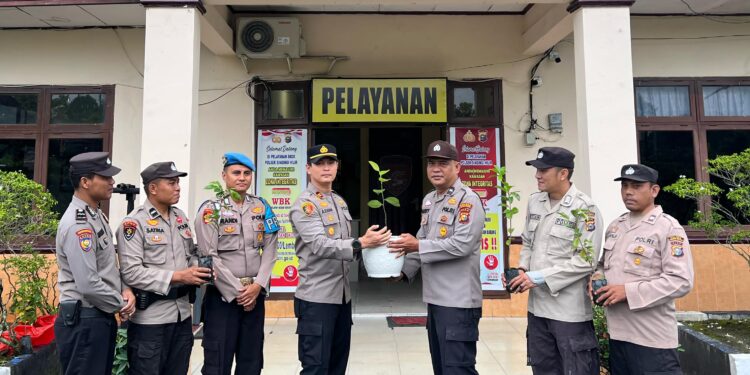 Kapolsek Singingi Hilir Berikan Bibit Pohon Kepada Anggota Yang Berulang Tahun