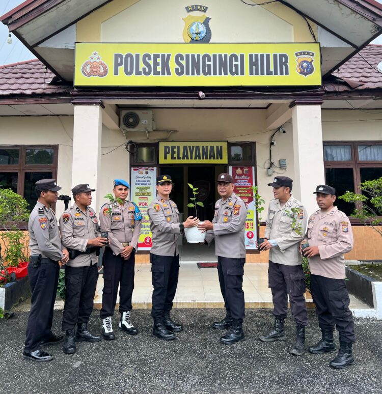 Kapolsek Singingi Hilir Berikan Bibit Pohon Kepada Anggota Yang Berulang Tahun