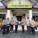 Kapolsek Singingi Hilir Berikan Bibit Pohon Kepada Anggota Yang Berulang Tahun