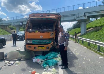 Sat PJR Polda Riau Evakuasi Laka di jalan Tol