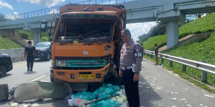 Sat PJR Polda Riau Evakuasi Laka di jalan Tol