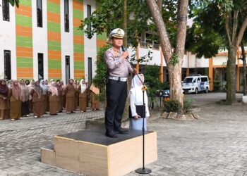 Sosialisasikan Tertib Lalu Lintas” Dirlantas Polda Riau Pimpin Upacara di SMKN 7 Pekanbaru
