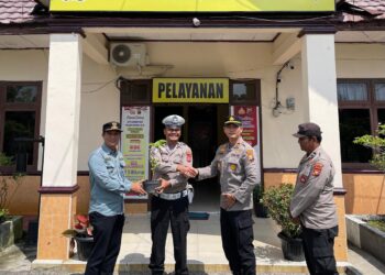 Polsek Singingi Hilir Berikan Bibit Pohon Kepada Personel Yang Berulang Tahun