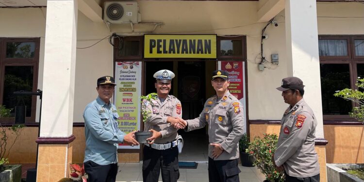Polsek Singingi Hilir Berikan Bibit Pohon Kepada Personel Yang Berulang Tahun