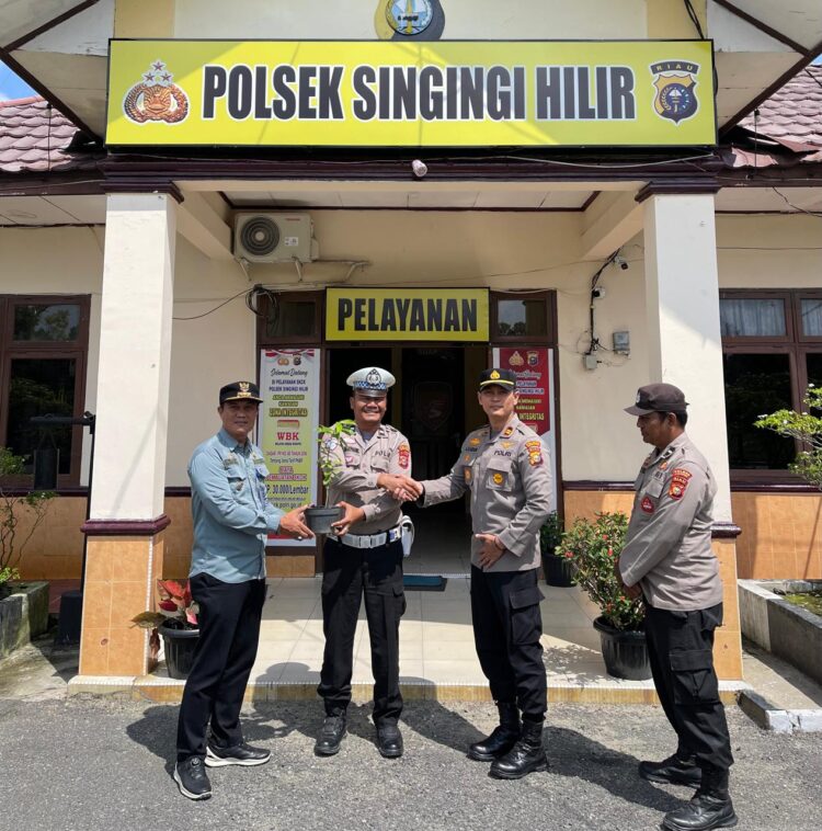 Polsek Singingi Hilir Berikan Bibit Pohon Kepada Personel Yang Berulang Tahun