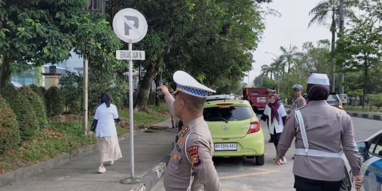 Langgar Rambu Larangan Parkir di Pekanbaru, Puluhan Kendaraan Ditilang