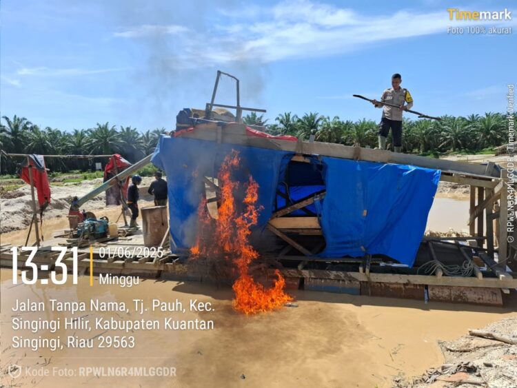 Polsek Singingi Hilir Musnahkan 4 Rakit Penambangan Emas Ilegal di Sungai Singingi