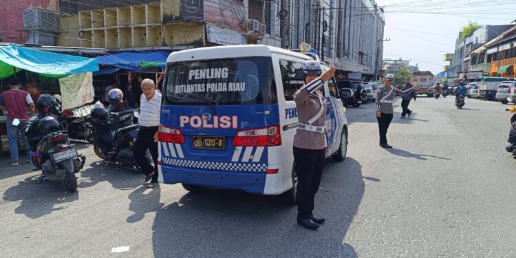 Tim Penling Ditlantas Polda Riau Edukasi Masyarakat dan Pedagang Pasar Pagi Soal Tertib Berlalu Lintas