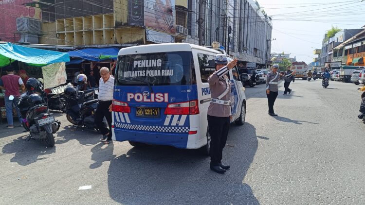 Tim Penling Ditlantas Polda Riau Edukasi Masyarakat dan Pedagang Pasar Pagi Soal Tertib Berlalu Lintas