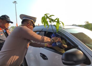 Sambut Hut Bhayangkara ke-79, Ditlantas Polda Riau Bagikan 79 Bibit Tanaman dan 79 Bingkisan Pada Pengemudi
