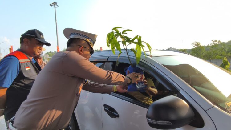 Sambut Hut Bhayangkara ke-79, Ditlantas Polda Riau Bagikan 79 Bibit Tanaman dan 79 Bingkisan Pada Pengemudi