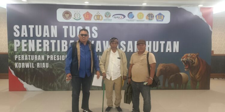 Datangi Posko Satgas PKH, Manaek Siahaan Serahkan 500 Hektar Lahan Kebun Kelapa Sawit ke Negara