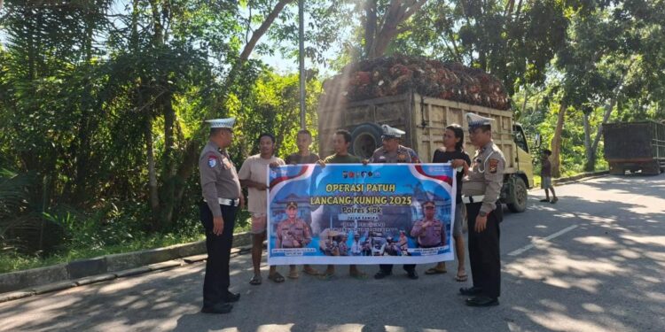 Polres Siak Gencarkan Sosialisasi dan Bagikan Leaflet Ops Patuh LK 2025 kepada Pengguna Jalan