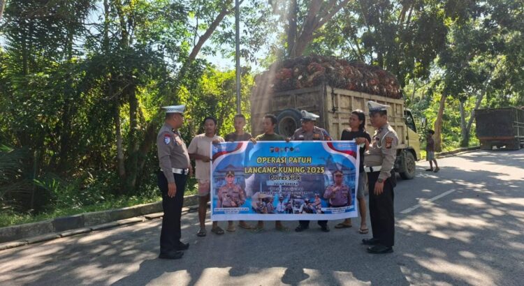 Polres Siak Gencarkan Sosialisasi dan Bagikan Leaflet Ops Patuh LK 2025 kepada Pengguna Jalan