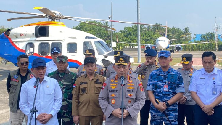 Kapolri Patroli Udara Tinjau Karhutla Di Riau