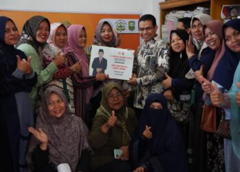 Hendry Munief Keliling Siak, Serap Aspirasi dan Serahkan Beasiswa PIP, NIB dan Sertifikat Halal