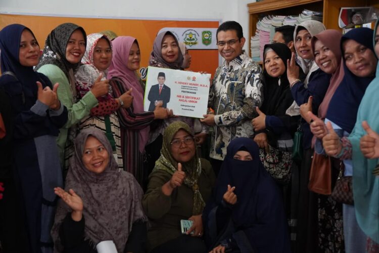 Hendry Munief Keliling Siak, Serap Aspirasi dan Serahkan Beasiswa PIP, NIB dan Sertifikat Halal