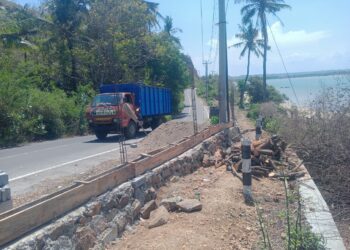 Pekerjaan Asal-Asalan”, Masyarakat Pertanyakan Terkait Bangunan yang Ambil Bahu Jalan Diduga Menyalahi Aturan Ke PUPR