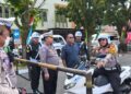 Naik Motor, Dirlantas Polda Riau Kombes Taufiq Pantau Arus Jalan Saat Pacu Jalur di Kuansing
