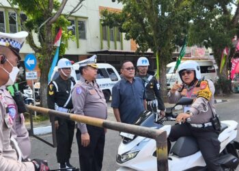 Naik Motor, Dirlantas Polda Riau Kombes Taufiq Pantau Arus Jalan Saat Pacu Jalur di Kuansing