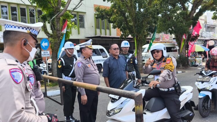 Naik Motor, Dirlantas Polda Riau Kombes Taufiq Pantau Arus Jalan Saat Pacu Jalur di Kuansing