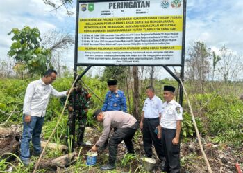 Kapolsek Tambang Lakukan Pemasangan Plang Peringatan Larangan Kegiatan di Areal Bekas Kebakaran Hutan dan Lahan (Karhutla),