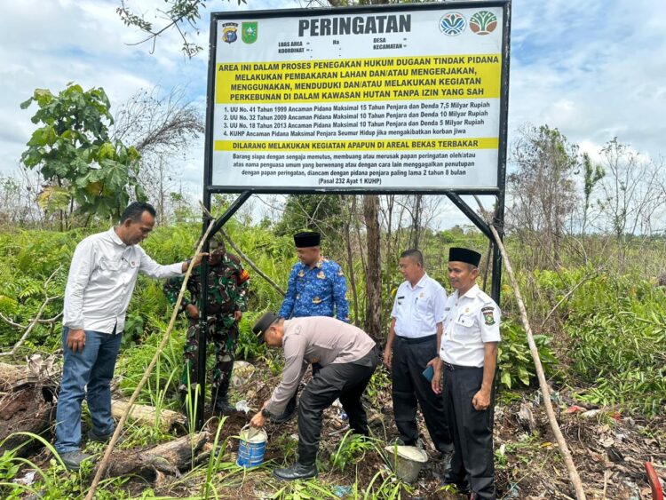 Kapolsek Tambang Lakukan Pemasangan Plang Peringatan Larangan Kegiatan di Areal Bekas Kebakaran Hutan dan Lahan (Karhutla),