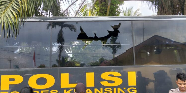 Penertiban PETI di Cerenti Ricuh, Tiga Unit Mobil Kapolres Kuansing di Rusak Warga