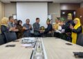 Ketua Umum Majelis Kerapatan Adat (MKA) LAMR, Datuk Seri H Marjohan Yusuf dan Masyarakat Serahkan Usulan Pembentukan Daerah Istimewah Riau (DIR) ke DPR Serta DPD- RI