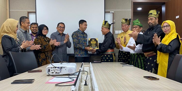 Ketua Umum Majelis Kerapatan Adat (MKA) LAMR, Datuk Seri H Marjohan Yusuf dan Masyarakat Serahkan Usulan Pembentukan Daerah Istimewah Riau (DIR) ke DPR Serta DPD- RI