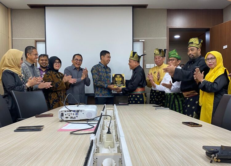 Ketua Umum Majelis Kerapatan Adat (MKA) LAMR, Datuk Seri H Marjohan Yusuf dan Masyarakat Serahkan Usulan Pembentukan Daerah Istimewah Riau (DIR) ke DPR Serta DPD- RI