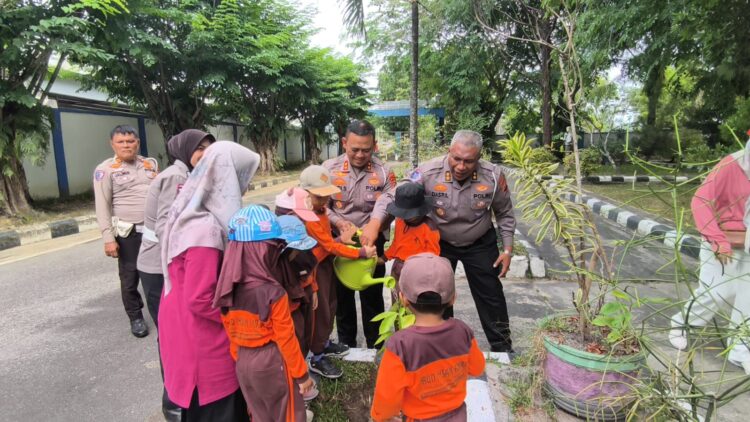 Edukasi Lalu Lintas dan Aksi Tanam Pohon Bersama Generasi Usia Dini di Taman Lalu Lintas Polda Riau
