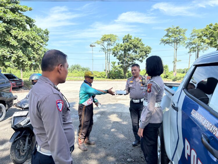 Jumat Barokah Ditlantas Polda Riau Berbagi Nasi Kotak” Jum’at Menyapa