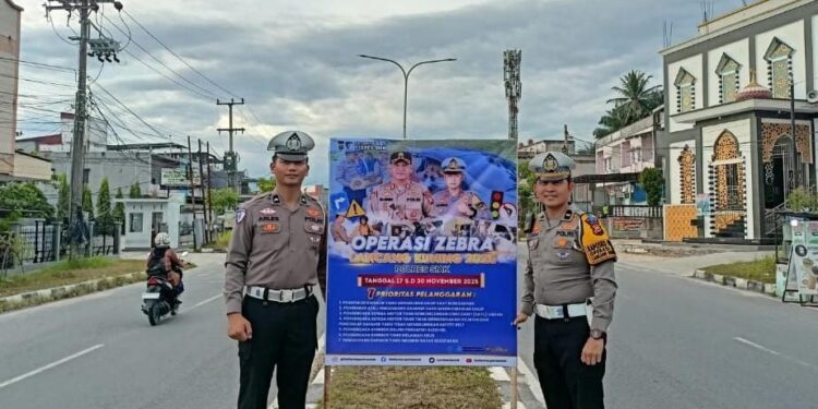 Polres Siak Pasang 18 Spanduk Himbauan Keselamatan Lalu Lintas dalam Rangka Operasi Zebra LK 2025