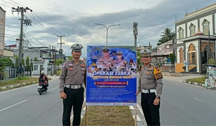 Polres Siak Pasang 18 Spanduk Himbauan Keselamatan Lalu Lintas dalam Rangka Operasi Zebra LK 2025