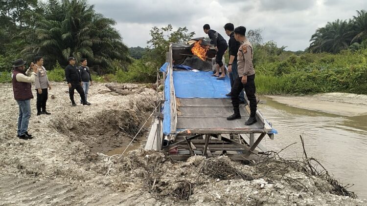 Kapolsek Singingi Iptu Azhari, SH Tertibkan Dua Rakit PETI