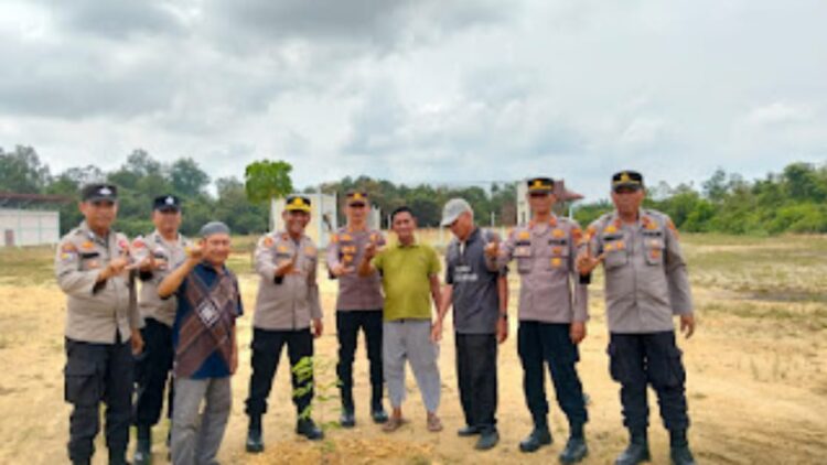 Hijaukan Lingkungan Kapolsek Kampar Kiri Bersama Nenek Mamak Bersinergi Tanam Pohon