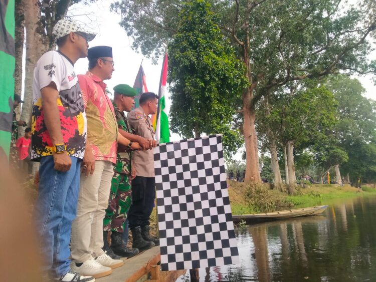 Pastival Pacu Sampan Tradisional Buluh Cina Dayung Anak Negeri Resmi Dibuka