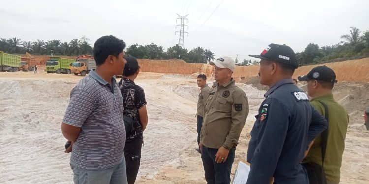 Kadis ESDM dan tim GAKKUM DLHK Hentikan Kegiatan Tambang Galian C Jenis Tanah Urug PT. KARYA INDAH TAMBANG Di Tapung
