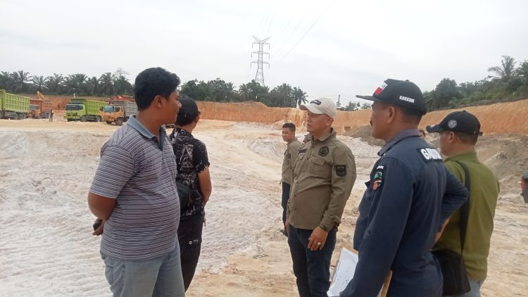 Kadis ESDM dan tim GAKKUM DLHK Hentikan Kegiatan Tambang Galian C Jenis Tanah Urug PT. KARYA INDAH TAMBANG Di Tapung