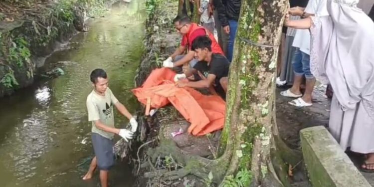 Warga Temukan Bayi Terapung di Parit Perumahan