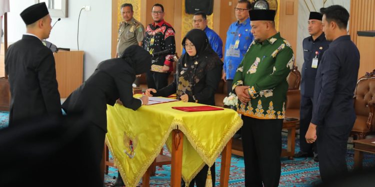 Bupati Siak Afni Zulkifli, Lantik 60 pejabat Administrator dan Pengawas