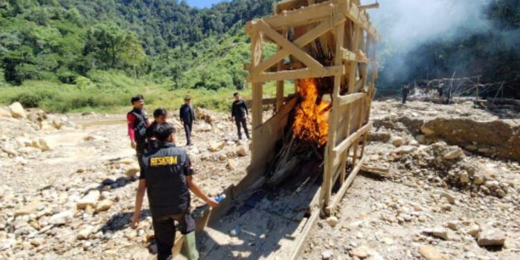 Satgas Anti Ilegal Polres Solok Selatan (SUMBAR) Tutup 2 Usaha Tambang Emas Tampa Izin ( PETI), UU Minerba 158 Jangan Diabaikan