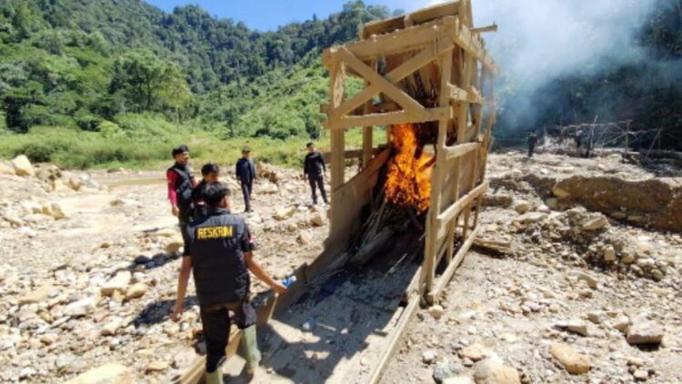 Satgas Anti Ilegal Polres Solok Selatan (SUMBAR) Tutup 2 Usaha Tambang Emas Tampa Izin ( PETI), UU Minerba 158 Jangan Diabaikan