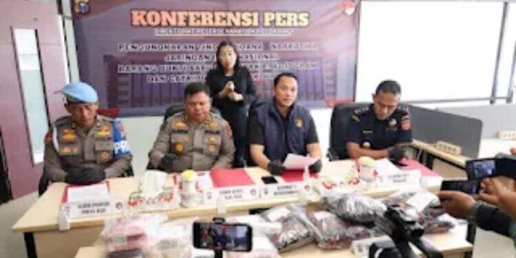 Polda Riau Gagalkan Peredaran 6,94 Kg Sabu dan 969 Cartridge Etomidate Senilai Rp9,8 Miliar