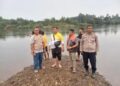 KAPOLSEK KAMPAR TURUN LANGSUNG CARI KORBAN TENGGELAM DI SUNGAI KAMPAR – TIM PENYELAMATAN MASIH BERUSAHA, KRONOLOGIS KEJADIAN TERUNGKAP”  DAERAH KAMPAR/ Senin, 08 Juni 2026 / 11.05.00 WIB         POSKOTASUMATERA. COM – KAMPAR – Upaya pencarian terhadap korban tenggelam atas nama Cepi Ahmad Munawar (34 tahun), pekerja buruh asal Kabupaten Bandung Jawa Barat, masih terus dilakukan oleh pihak kepolisian bersama tim penyelamatan dari BPBD dan Damkar Kabupaten Kampar. Meskipun telah dilakukan pencarian yang intensif sejak siang hingga sore hari Minggu (07/06/2026), korban yang hilang di Sungai Kampar kawasan Pulau Kasiok Desa Muara Jalai Kecamatan Kampar Utara masih belum ditemukan.     Kapolres Kampar AKBP Boby Putra Ramadhan Sebayang melalui Kapolsek Kampar AKP Asdisyah Mursyid, pada sore hari yang sama membeberkan kronologis kejadian yang menyayat hati tersebut, sekaligus mengimbau masyarakat untuk tetap waspada saat beraktivitas di sekitar perairan sungai.     “Kami menerima informasi dari masyarakat sekitar pukul 14.00 WIB mengenai adanya orang yang terbawa arus sungai,” ujar Kapolsek yang juga pernah menjabat Kapolsek Siak Hulu dan Kasat Reserse Narkoba Polres Kampar. “Segera saya perintahkan Kanit Reskrim IPDA David Gusmanto beserta personel piket Polsek Kampar untuk mendatangi TKP dan melakukan langkah-langkah penanganan sesuai prosedur.”     Menurutnya, kejadian dimulai sekitar pukul 13.00 WIB ketika korban bersama dua teman lainnya, Dede Oleh Nurdiansyah (32 tahun) dan Wawan Setiawan (32 tahun), sedang melakukan aktivitas memancing di tepi Sungai Kampar. Awalnya mereka memancing di daerah yang airnya dangkal, namun kemudian berpindah ke arah hilir sungai.     “Setelah berpindah lokasi, dua dari mereka yaitu Dede dan korban memutuskan untuk berenang. Tak disadari, ada bagian sungai yang kedalamannya meningkat secara tiba-tiba dan arusnya cukup kuat, membuat mereka terbawa arus,” jelas Kapolsek dengan nada penuh prihatin.    Ia menambahkan bahwa Dede berhasil mencapai tepi sungai setelah berjuang melawan arus, sementara korban Cepi terus terbawa arus dan berteriak meminta tolong sebelum hilang dari pandangan. “Teman korban lainnya, Wawan Setiawan, yang tengah memancing langsung memanggil bantuan dari warga sekitar. Saksi-saksi yang berada di lokasi juga turut membantu mengumpulkan orang untuk memberikan pertolongan,” ujarnya.     Dede Oleh Nurdiansyah yang berhasil menyelamatkan diri kemudian segera dibawa oleh warga ke Rumah Sakit Umum Bangkinang untuk mendapatkan perawatan medis. Namun hingga saat ini, belum ada informasi terbaru mengenai kondisinya.     Sekitar pukul 14.45 WIB, Tim BPBD Kabupaten Kampar dan Dinas Pemadam Kebakaran serta Penyelamatan turun ke lokasi dengan membawa peralatan penyelamatan lengkap. Tim segera melakukan survei terhadap kondisi sungai dan memulai upaya pencarian yang meliputi berbagai titik sepanjang aliran Sungai Kampar.    Saksi-saksi yang menyaksikan kejadian, Andri Arjuna (37 tahun) sopir asal Rumbai Palas Pekanbaru dan Ali Yus (49 tahun) petani juga dari Rumbai Palas Pekanbaru, menyampaikan bahwa mereka langsung merespons ketika mendengar teriakan meminta tolong. “Kita segera mencari bantuan, namun arus sungai cukup deras sehingga sulit untuk menjangkau korban sebelum ia hilang di bawah permukaan air,” ujar salah satu saksi.    Kapolsek Kampar menjelaskan bahwa pihak kepolisian telah melakukan berbagai langkah penanganan, antara lain mengamankan TKP, mencatat kesaksian saksi-saksi, membantu proses pencarian, berkoordinasi dengan keluarga korban, serta mengumpulkan barang bukti untuk penyelidikan lebih lanjut.    “Kita juga sedang melakukan penggalian informasi secara menyeluruh untuk memastikan bahwa kejadian ini dapat menjadi pembelajaran bagi kita semua,” tambahnya.     Dalam kesempatan yang sama, Kapolsek mengimbau seluruh masyarakat yang beraktivitas di sekitar Sungai Kampar, baik untuk memancing, berenang, maupun aktivitas lainnya, untuk selalu meningkatkan kewaspadaan. “Perhatikan kondisi sungai, jangan pernah menganggap remeh aliran air, dan pastikan kita berada di daerah yang aman. Semoga kejadian serupa tidak terulang lagi,” tegasnya.     Kelompok korban yang berasal dari Jawa Barat diketahui sedang berada di Riau untuk bekerja. Pihak keluarga korban yang saat ini berada di Jawa Barat telah dihubungi dan sedang dalam perjalanan menuju Kabupaten Kampar untuk mengikuti perkembangan upaya pencarian.     Hingga berita ini diterbitkan, tim penyelamatan masih terus melakukan pencarian dengan penuh tekun, berharap dapat segera menemukan korban untuk memberikan keadilan dan pemakaman yang layak bagi keluarga yang sedang berdu