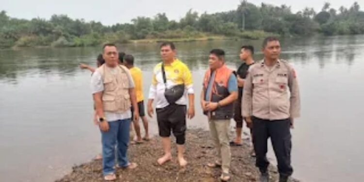 Kapolsek Kampar beserta Tim Ikut Turun Mencari Korban Diseret Arus Sungai Kampar