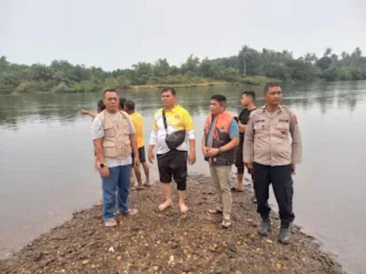 Kapolsek Kampar beserta Tim Ikut Turun Mencari Korban Diseret Arus Sungai Kampar