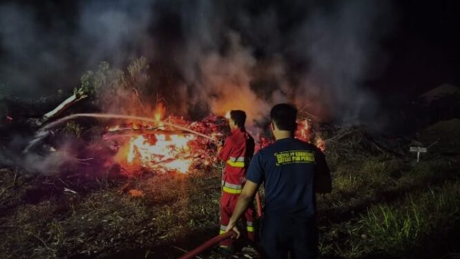 Satpol PP Berhasil Padamkan Kebakaran Lahan di Pasar Benai Kuansing